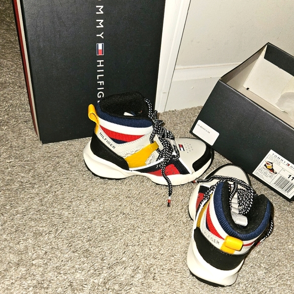 Tommy Hilfiger kids sneakers NEW - Picture 2 of 3
